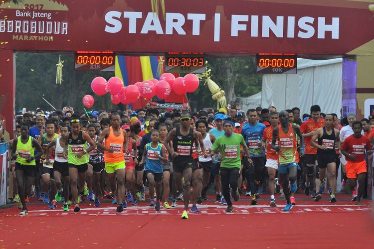 Sejumlah peserta berlari meninggalkan garis start pada Bank Jateng Borobudur Marathon (BJBM) 2017 di Taman Wisata Candi (TWC) Borobduur, Magelang, Jateng, Minggu (19/11). Sebanyak 8.754 peserta dari dalam dan luar negeri mengikuti BJBM yang meombakan tiga kategori Full Marathon (42 km), Half Marathon (21 km) dan 10 K (10 km) dengan total hadiah sebesar Rp 2,3 miliar. ANTARA FOTO/Anis Efizudin/ama/17