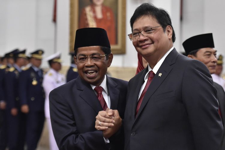 Menteri Sosial Idrus Marham (kiri) berjabat tangan dengan Ketua Umum Partai Golongan Karya sekaligus Menteri Perindustrian Airlangga Hartarto (kanan) usai pelantikan di Istana Negara, Jakarta, Rabu (17/1). Presiden melantik Idrus Marham sebagai Menteri Sosial menggantikan Khofifah Indar Parawansa yang mengundurkan diri untuk mengikuti Pilkada Jawa Timur. ANTARA FOTO/Puspa Perwitasari/foc/18.