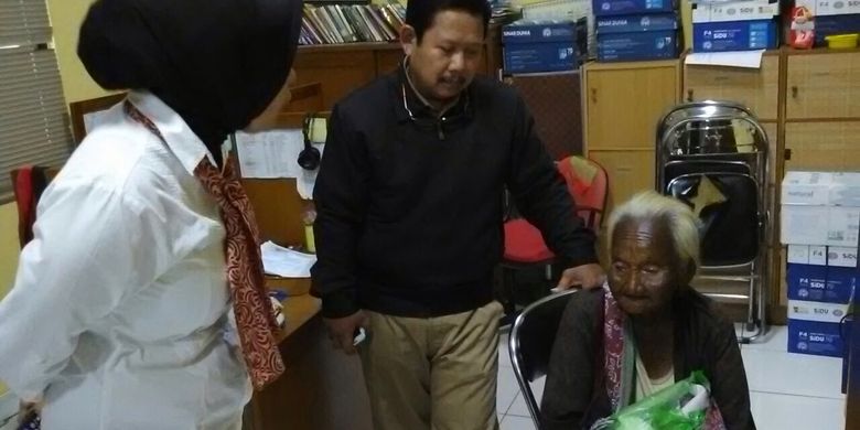 Seorang nenek tua yang dipaksa mengemis diamankan di unit PPA Polrestabes Semarang, Senin (6/3/2017). Video nenek dipaksa mengemis viral di media sosial. 