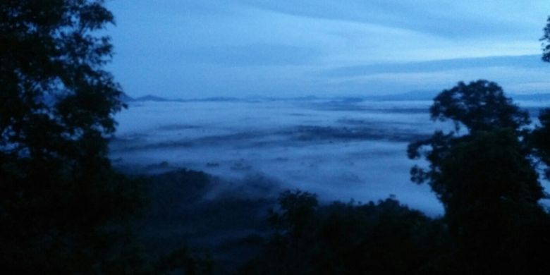 Bukit Bolau di Tapinbini, Kabupaten Lamandau, Kalimantan Tengah, Jumat (30/11/2017), dikelilingi awan di pagi hari.
