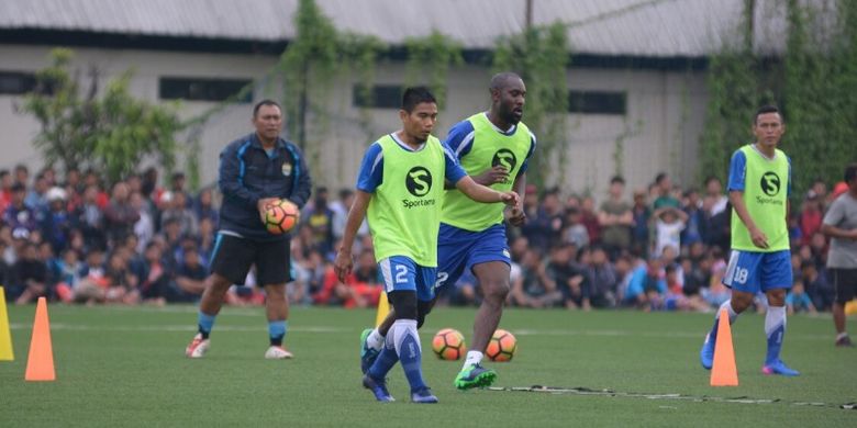 Pemain anyar Persib Bandung Carlton Cole saat menjalani sesi latihan di Lapangan Lodaya Bandung Jumat (31/3/2017)