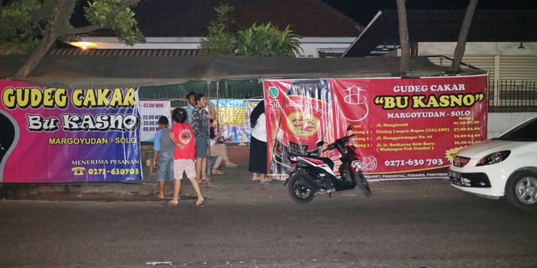 


Meski buka baru pukul 01.30 WIB dini hari, Gudeg Cakar Bu Kasno sudah didatangi penikmatnya sejak pukul 12.30, Rabu (21/6/2017).