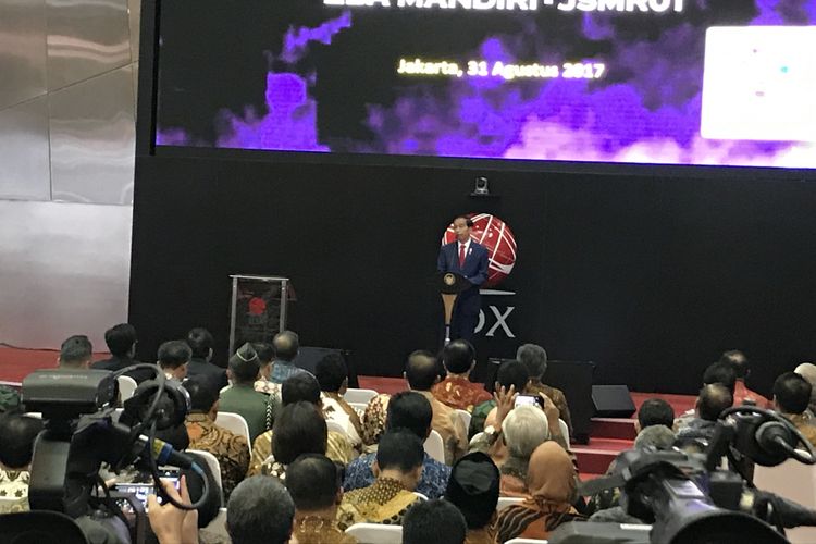 Presiden Joko Widodo saat menghadiri acara pencatatan perdana kontrak investasi kolektif - efek beragun aset surat berharga hak atas pendapatan Tol Jagorawi di BEI, Jakarta, Kamis (31/8/2017).