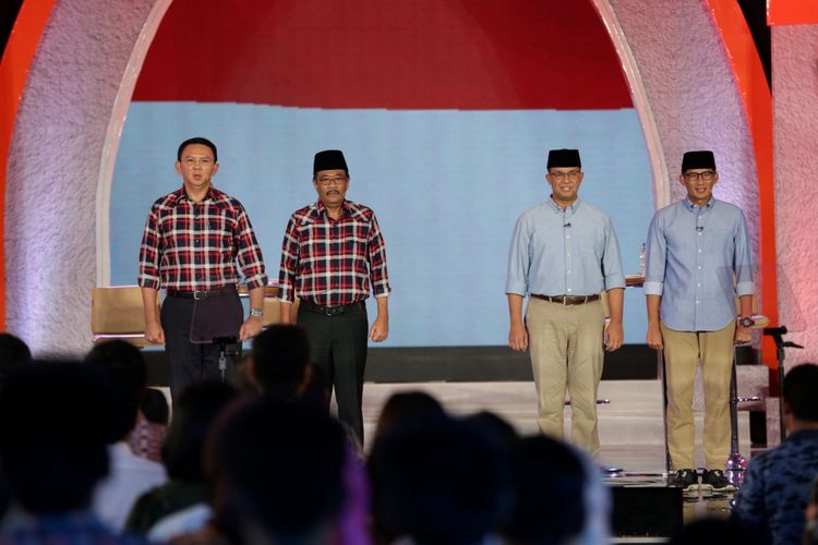 Kandidat calon gubernur dan wakil gubernur DKI Jakarta nomor urut 2, Basuki Tjahaja Purnama dan Djarot Saiful Hidayat serta pasangan kandidat nomor urut 3, Anies Baswedan dan Sandiaga Uno saat Debat Publik Pilkada DKI Jakarta Putaran Kedua yang diselenggarakan Komisi Pemilihan Umum Daerah DKI Jakarta di Hotel Bidakara, Jakarta, Rabu (12/4/2017). Pemungutan suara Pilkada DKI Jakarta putaran kedua akan dilaksanakan 19 April 2017 mendatang. KOMPAS IMAGES/KRISTIANTO PURNOMO