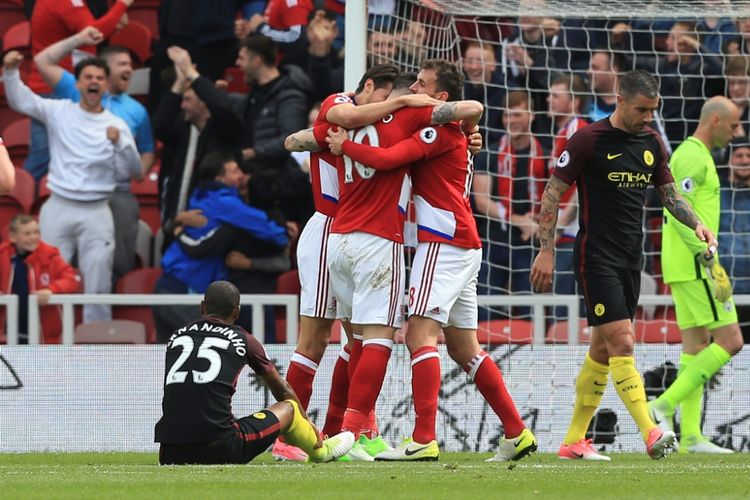 Para pemain Middlesbrough merayakan gol Alvaro Negredo ke gawang Manchester City pada partai Premier League - kasta teratas Liga Inggris - di Stadion Riverside, Minggu (30/4/2017).