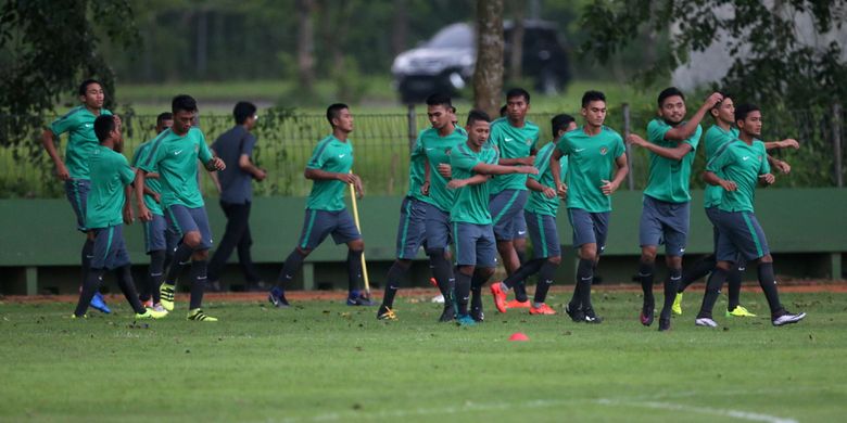 Suasana seleksi timnas U-22 Indonesia di Lapangan Sekolah Pelita Harapan, Tangerang, Banten, Rabu (22/2/2017). Sebanyak 25 pemian sepak bola mengikuti seleksi pertama Timnas Indonesia U-22 proyeksi SEA Games 2017.