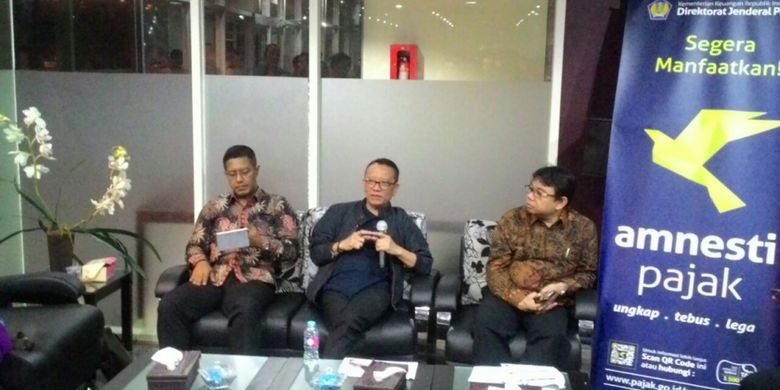 Dirjen Pajak Ken Dwijugiaseteadi (Tengah) menggelar konferensi pers usai penutupan program tax amnesty, Jakarta, Sabtu (1/4/2017).