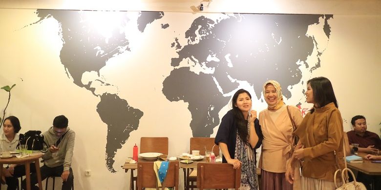 
Pengunjung di Kedai Dua Coffee, Jakarta, Selasa (23/5/2017). Dua Coffee menyediakan makanan mulai dari pembuka hingga penutup serta minuman ringan seperti kopi, latte, dan cappucino.