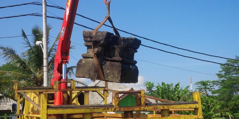 Proses pemindahan sebuah Yoni dari lokasi proyek pembangunan sebuah perumahan di lingkungan Gandekan, Kelurahan Harjosari, Kecamatan Bawen, Kabupaten Semarang, Jawa Tengah, Sabtu (15/4/2017).