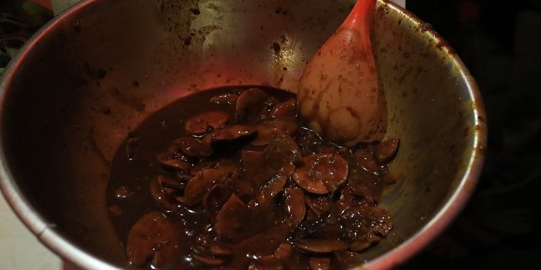 


Semur jengkol di Warung Nasi Uduk Bang Udin Kawasan Rawa Belong, Palmerah, Jakarta, Kamis (18/5/2017). Nasi uduk semur jengkol Bang Udin telah hadir sejak tahun 1986.
