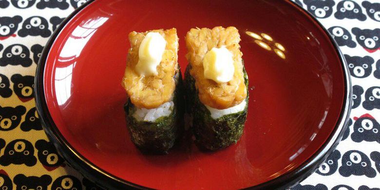 Sushi tempe, sedikit berbeda dengan sushi pada umumnya, hanya lapisan tempe menghiasi bagian atas sushi. Hidangan ini menjadi olahan tempe yang cukup banyak diminati di Jepang.