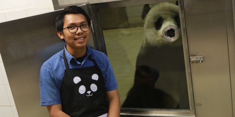 


Berfoto bersama dengan Panda dalam program Meet The Giant Panda di Ocean Park Hongkong, Kamis (18/5/2017).