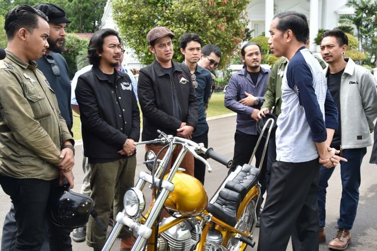 Presiden Joko Widodo sedang berbincang dengan para modifikator motor chopperland yang baru dibelinya di Istana Kepresidenan Bogor, Sabtu (20/1/2018).