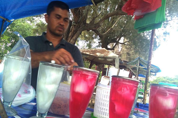 


Pedagang mengupas kelapa muda di Jalan Lingkar Stadion Tunas Bangsa, Kota Lhokseumawe, Aceh, Minggu (7/1/2018).(KOMPAS.com/MASRIADI)