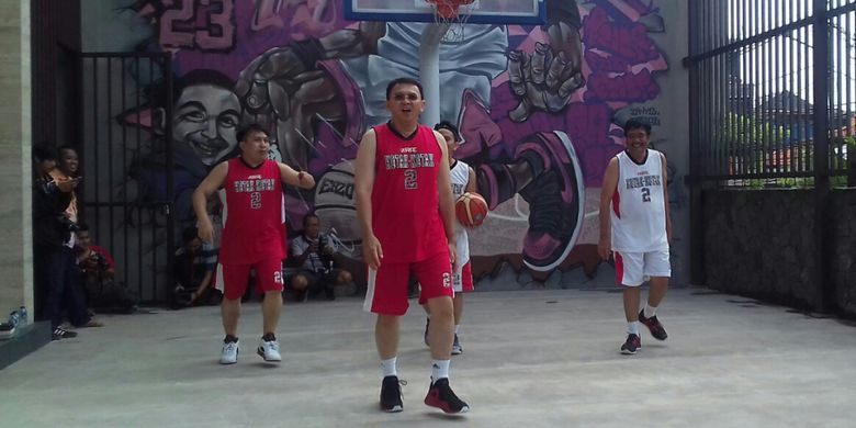 Pasangan Basuki Tjahaja Purnama alias Ahok dan Djarot Saiful Hidayat bermain basket, Minggu (19/3/2017).