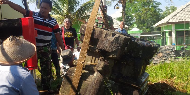 Proses pemindahan sebuah Yoni dari lokasi proyek pembangunan sebuah perumahan di lingkungan Gandekan, Kelurahan Harjosari, Kecamatan Bawen, Kabupaten Semarang, Jawa Tengah, Sabtu (15/4/2017).