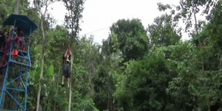 


Ngabuburit sambil bersepeda di atas bentangan tali sambil melintasi telaga menjadi salah satu cara baru warga Polewali Mandar, Sulawesi Barat menanti waktu berbuka puasa atau ngabuburit.
