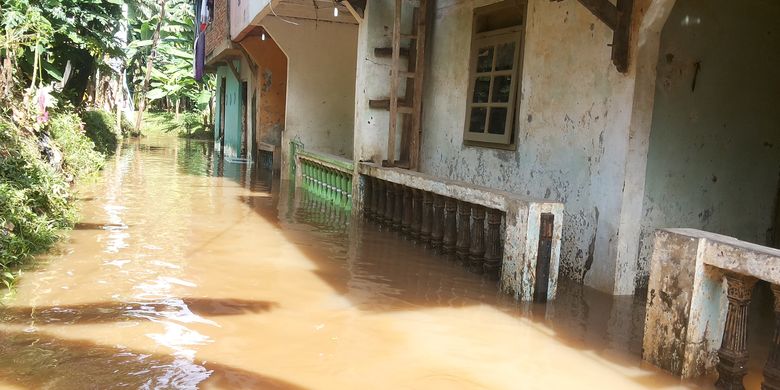 Banjir yang melanda permukiman warga di Jalan Kober, RW 02 Kelurahan Cawang, Kramatjati, Jakarta Timur, Rabu (8/3/2017). Banjir terjadi akibat meluapnya Kali Ciliwung setelah hujan deras yang mengguyur hulu Ciliwung pada Selasa petang hingga malam kemarin.