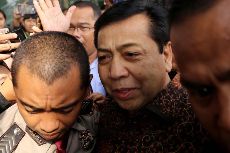 Ketua DPR Setya Novanto meninggalkan Gedung Komisi Pemberantasan Korupsi (KPK) seusai diperiksa di Jakarta, Jumat (14/7/2017). Setya Novanto diperiksa sebagai saksi untuk kasus dugaan korupsi dalam pengadaan Kartu Tanda Penduduk berbasis elektronik ( e-KTP).