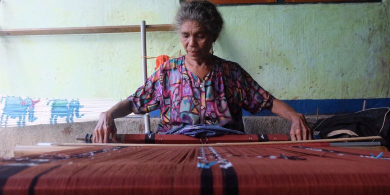 

Penenun dari Alor, NTT. 