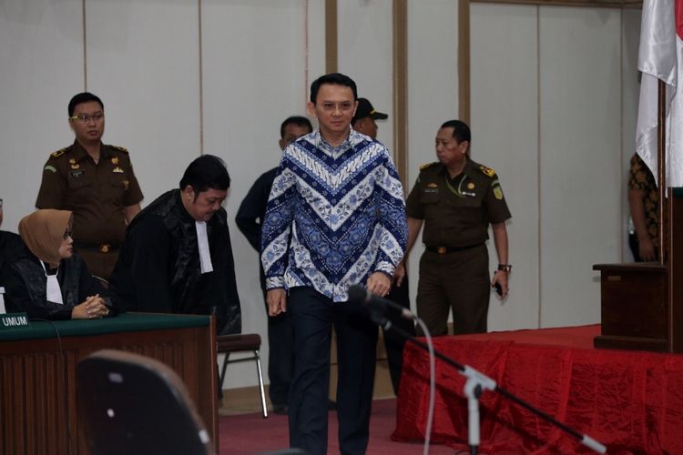 Terdakwa kasus dugaan penodaan agama, Basuki Tjahaja Purnama atau Ahok mengikuti sidang pembacaan putusan di Pengadilan Negeri Jakarta Utara di Auditorium Kementerian Pertanian, Jakarta Selatan, Selasa (9/5/2017). Majelis hakim menjatuhkan hukuman pidana 2 tahun penjara. Basuki Tjahaja Purnama dan kuasa hukumnya menyatakan banding. 