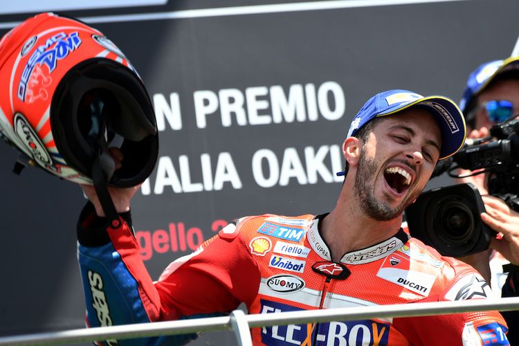 Pebalap Ducati Team asal Italia, Andrea Dovizioso, merayakan kemenangan pada balapan GP Italia di Sirkuit Mugello, Minggu (4/6/2017).VINCENZO PINTO/AFP PHOTO