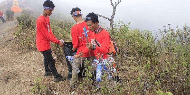 

Kegiatan operasi bersih bertajuk Sapu Jagad yang digelar pada 2015 di 15 gunung secara serentak. Tahun 2017 ini kembali diadakan di 17 gunung serentak mulai 15 - 24 Agustus 2017.(Dokumentasi Kegiatan Trashbag Community.)