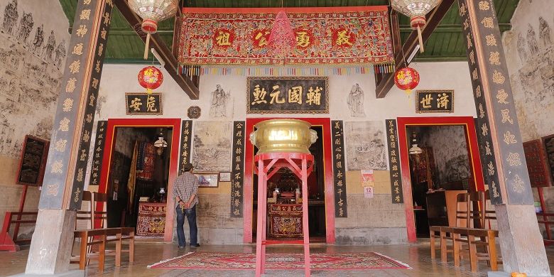 

Dari luar, klenteng Gie Yong Bio punya gerbang pintu masuk yang berukirkan aksara China.