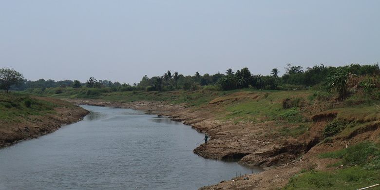 
 

Salah satu sudut Sungai Citarum yang pernah jadi tempat berdirinya Rumah Sejarah Djiauw Kie Siong sebelum dipindahkan sekitar tahun 19657. (KOMPAS.com / WAHYU ADITYO PRODJO)