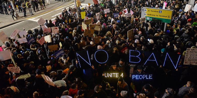 Aksi protes massal menentang larangan imigran Muslim di Bandara John F Kennedy, New York, pada 28 Januari 2017.