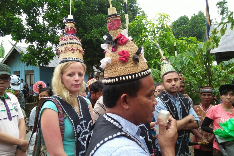Para tamu ke Desa Lopusdi, Kecamatan Delang, Kabupaten Lamandau, Kalimantan Tengah, dipakaikan topi kehormatan adat Dayak, Jumat (30/11/2017). 