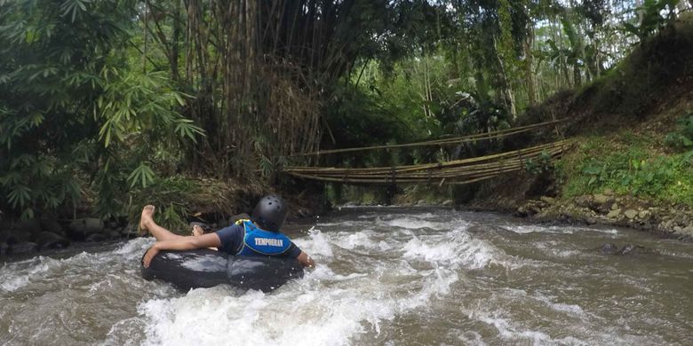 Rekan-rekan jurnalis dari Jakarta menikmati river tubing Sungai Tempuran di Desa Tempuran, Kecamatan Senduro, Kabupaten Lumajang, Jawa Timur, Selasa (12/4/2017). Sungai Tempuran menawarkan pengalaman river tubing sejauh empat kilometer dengan jeram-jeram yang menantang.