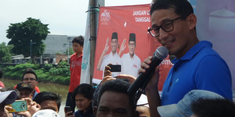 Calon wakil gubernur DKI Jakarta Sandiaga Uno menyapa warga di Jalan Tomang Pulo, Kelurahan Jati Pulo, Jakarta Barat, Rabu (28/3/2017).