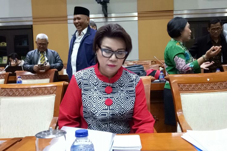 Wakil Ketua KPK Basaria Panjaitan di Kompleks Parlemen, Senayan, Jakarta, Selasa (12/9/2017)