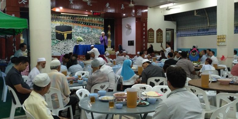 


Suasana berbuka puasa di Masjid Hidayatul Islam Banhaw, Chiang Mai, Thailand.