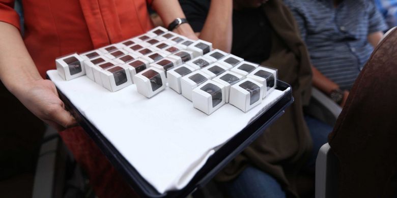 


Ketika pesawat mencapai ketinggian 35.000 kaki, terdengar suara-suara selamat Hari Kartini yang diucapkan pramugari. Mereka mengucapkan hal itu sembari membagikan cokelat kepada penumpang.