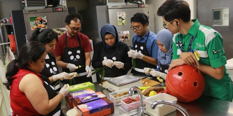 


Membuat makanan untuk panda dalam program Meet The Giant Panda di Ocean Park Hongkong.