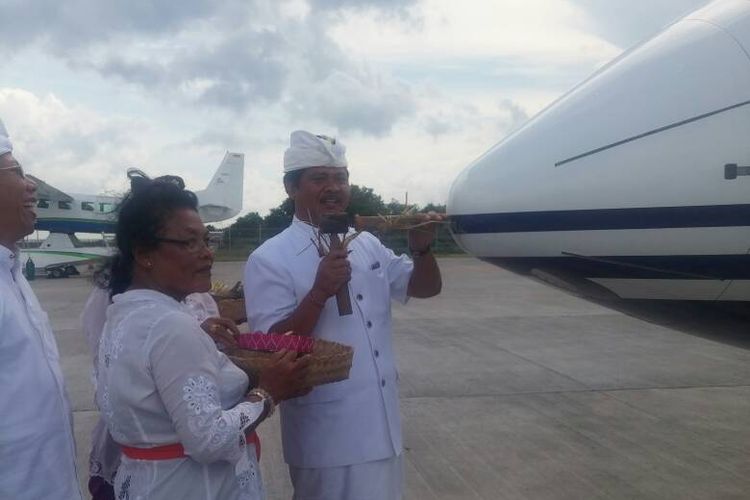 Wakil Gubernur Bali Ketut Sudikerta saat upacara melaspas jet pribadi milik Setya Novanto di Bandara Ngurah Rai, Bali, Jumat (21/4/2017).