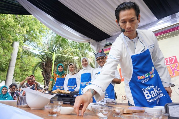 Chef Juna memasak pecel pitik di Festival Banyuwangi Kuliner, Rabu (12/4/2017).