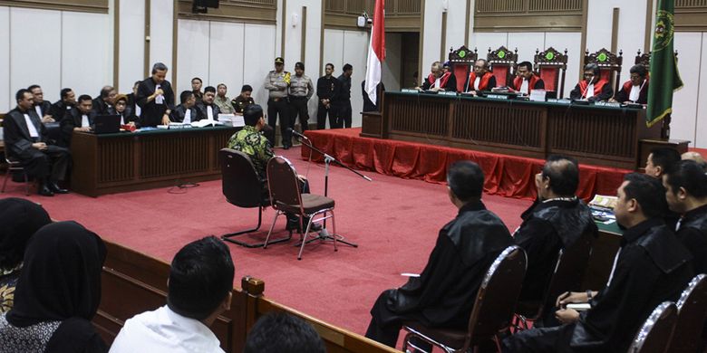 Terdakwa kasus dugaan penodaan agama Basuki Tjahaja Purnama atau Ahok mengikuti sidang lanjutan di Auditorium Kementerian Pertanian, Jakarta, Kamis (20/4/2017). Dalam sidang yang beragendakan pembacaan tuntutan itu, Jaksa Penuntut Umum (JPU) menyatakan Ahok bersalah dan dipidana penjara 1 tahun.