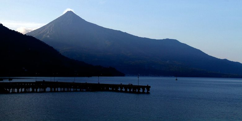 Gunung Api Karangetang di Pulau Siau, Kabupaten Sitaro, Sulut nampak dari arah Kampung Sawang.