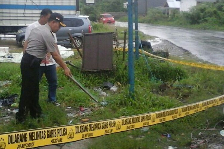 Kapolres Kendari AKBP Jemi Junaidi memeriksa barang bukti granat nanas yang ditemukan pemulung di lokasi penampungan besi tua di Kendari. (KOMPAS