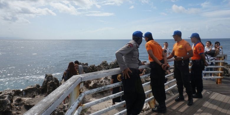 Petugas keamanan yang berjaga jaga di kawasan Water Blow Nusa Dua Bali 
