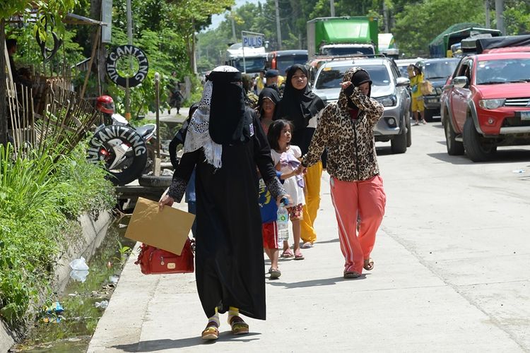 Warga kota Marawi mulai meninggalkan kota itu untuk menghindari baku tembak yang masih berlangsung antara kelompok militan dan tentara Filipina.