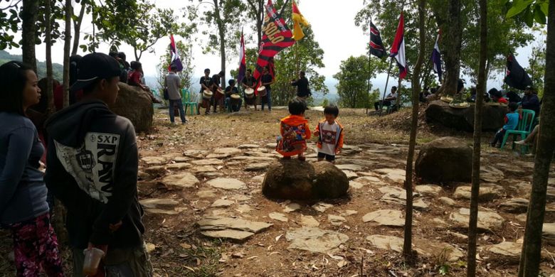 Grup seniman dari Solo memainkan alat perkusi di puncak Tuk Ndero, tempat Pangeran Samber Nyowo menancapkan benderanya di Desa Gerdu, Kecamatan Karangpadan, Kabupaten Karanganyar, Jawa Tengah, Sabtu (30/12/2017) .