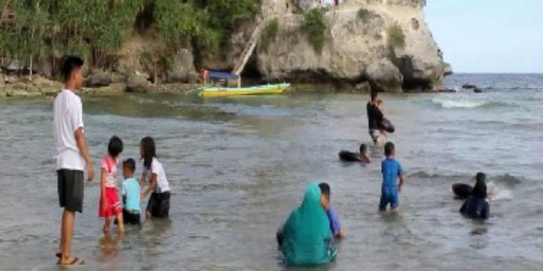 Obyek wsiata alam dan Pantai Dato di Majene, Sulawesi Barat menawarkan eksotisme pantai dan tebing batu menyerupai relief candi yang cantik dan natural.