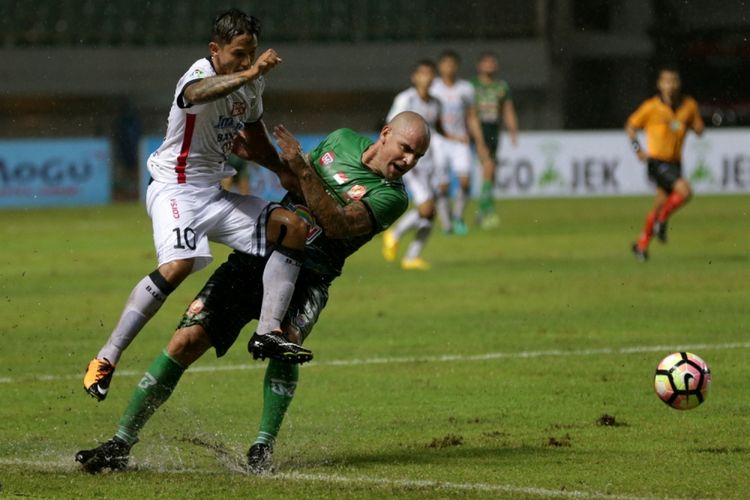 Pemain Bali United Irfan Bachdim (kiri) berebut bola dengan pemain PS TNI Talin Facundo (kanan) pada pertandingan lanjutan Liga 1 di Stadion Pakansari, Cibinong, Bogor, Senin (10/7/2017). Bali United menang setelah menundukkan PS TNI dengan skor akhir 4-3. 