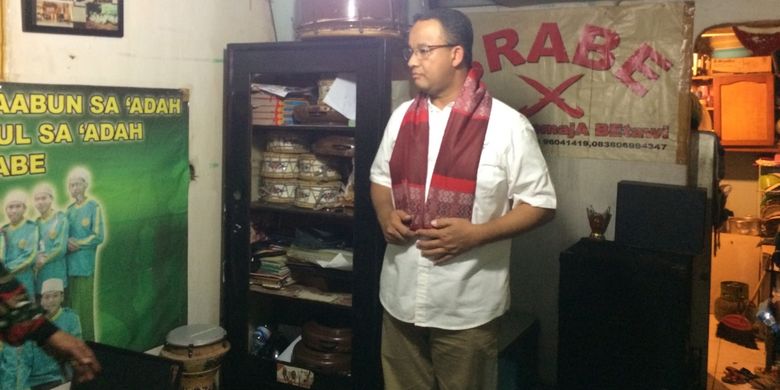 Calon gubernur DKI Jakarta, Anies Baswedan, bertandang ke Sanggar Brabe, salah satu komunitas budaya Betawi di Jatipulo, Jakarta Barat, Rabu (15/3/2017).