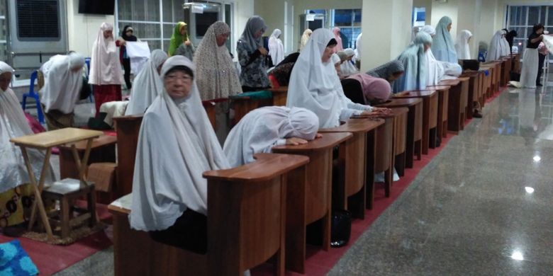 


Para lansia sholat dengan menggunakan alat bantu meja di Masjid Hidayatul Islam Banhaw, Chiang Mai, Thailand. 