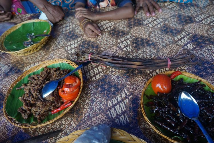 


Cacing laut khas Raja Ampat, Papua Barat, saat sudah diolah (kiri dan kanan piring), dan yang belum diolah (tengah).